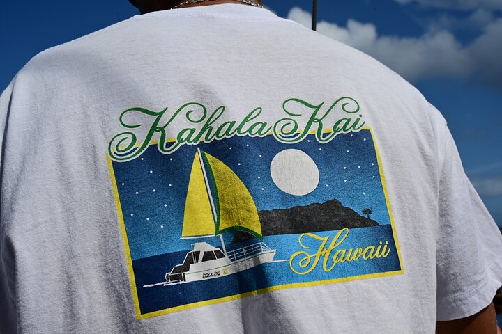 Crociera in catamarano al tramonto a Oahu, Hawaii, con splendide viste sull'oceano e luci della città, foto 11 | wizardtrip