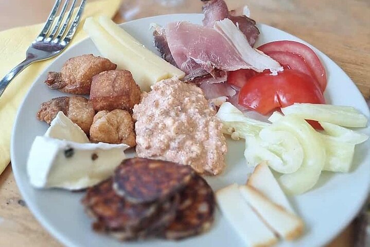 Wine tasting and traditional Hungarian meal in the Etyek wine region near Budapest, photo 6 | wizardtrip
