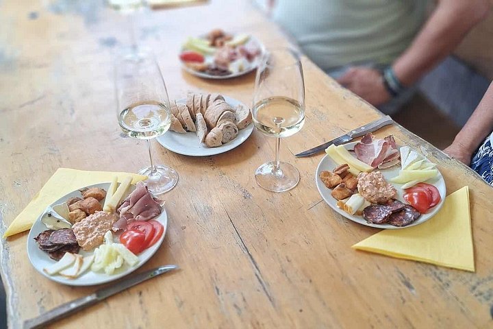 Wine tasting and traditional Hungarian meal in the Etyek wine region near Budapest, photo 17 | wizardtrip