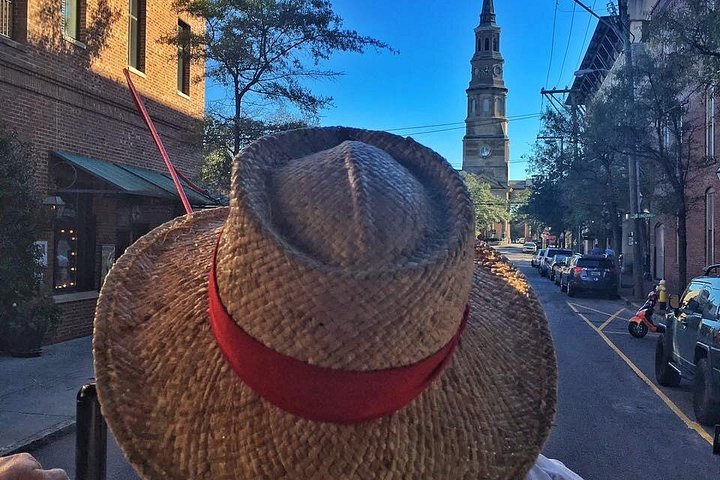 Eine Pferdekutsche fährt in der Dämmerung durch die historischen Straßen von Charleston und bietet eine gruselige Tour, Foto 6 | wizardtrip