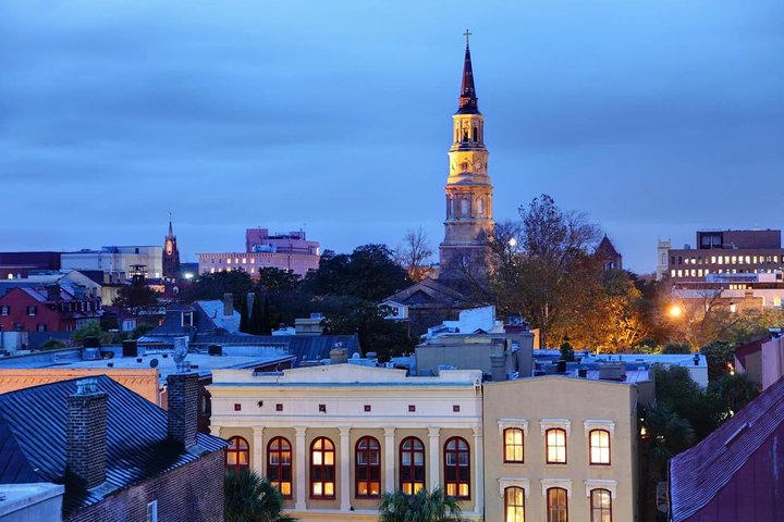 Eine Pferdekutsche fährt in der Dämmerung durch die historischen Straßen von Charleston und bietet eine gruselige Tour, Foto 7 | wizardtrip
