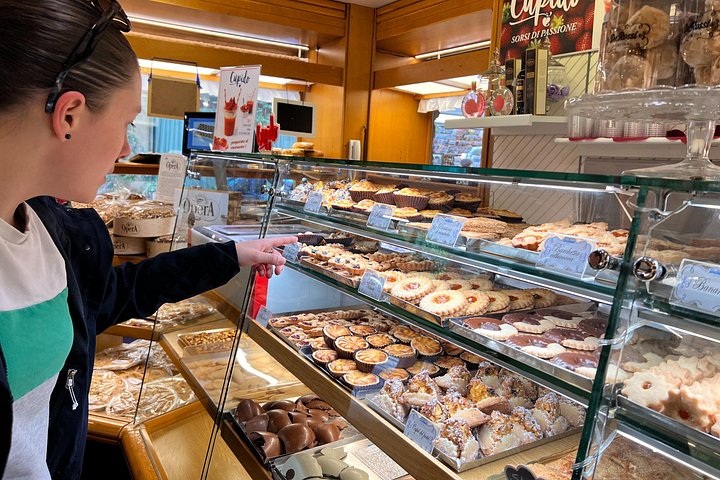 Food and wine walking tour in Verona, Italy, exploring local delicacies and hidden streets, photo 12 | wizardtrip