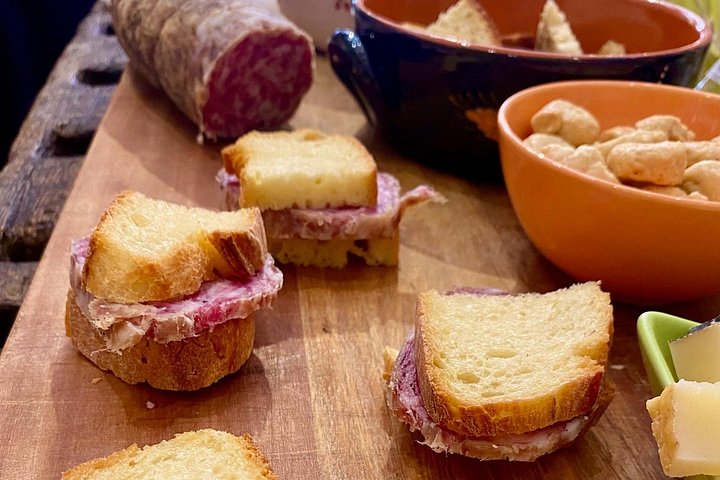 Food and wine walking tour in Verona, Italy, exploring local delicacies and hidden streets, photo 13 | wizardtrip