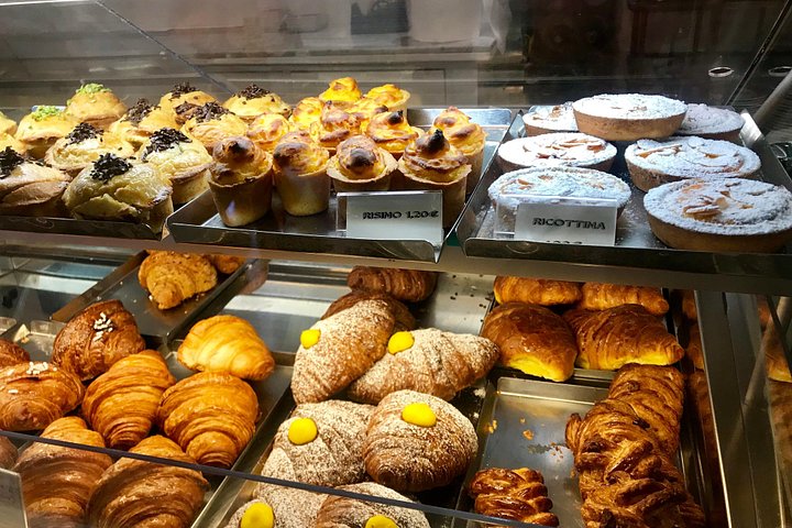 Food and wine walking tour in Verona, Italy, exploring local delicacies and hidden streets, photo 15 | wizardtrip