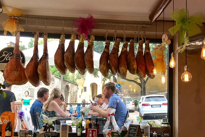 Food and wine walking tour in Verona, Italy, exploring local delicacies and hidden streets, photo 20 | wizardtrip