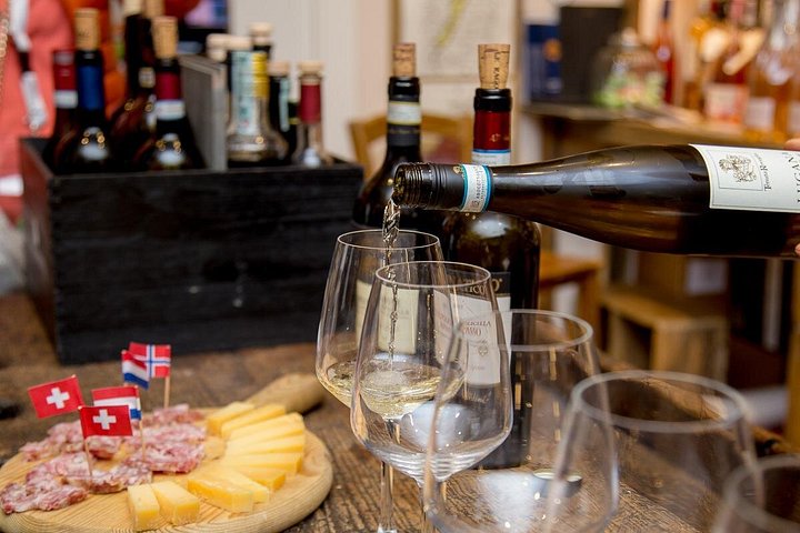 Food and wine walking tour in Verona, Italy, exploring local delicacies and hidden streets, photo 27 | wizardtrip