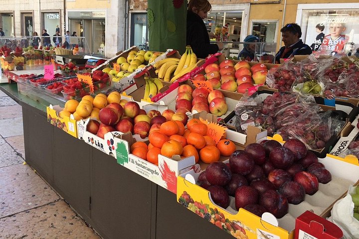 Food and wine walking tour in Verona, Italy, exploring local delicacies and hidden streets, photo 29 | wizardtrip