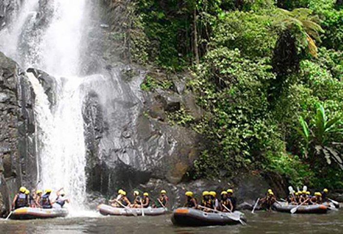 Wildwaterraftavontuur op de Ayung Rivier in Ubud, Bali, met weelderige groene omgeving en optionele watervalbezoeken, foto 6 | wizardtrip