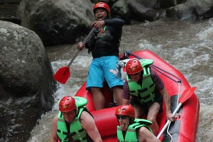 Wildwaterraftavontuur op de Ayung Rivier in Ubud, Bali, met weelderige groene omgeving en optionele watervalbezoeken, foto 8 | wizardtrip