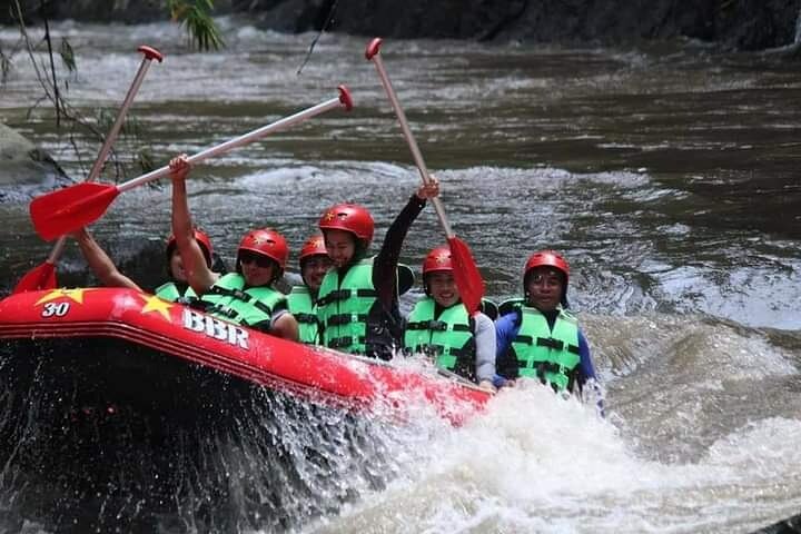 Wildwaterraftavontuur op de Ayung Rivier in Ubud, Bali, met weelderige groene omgeving en optionele watervalbezoeken, foto 9 | wizardtrip