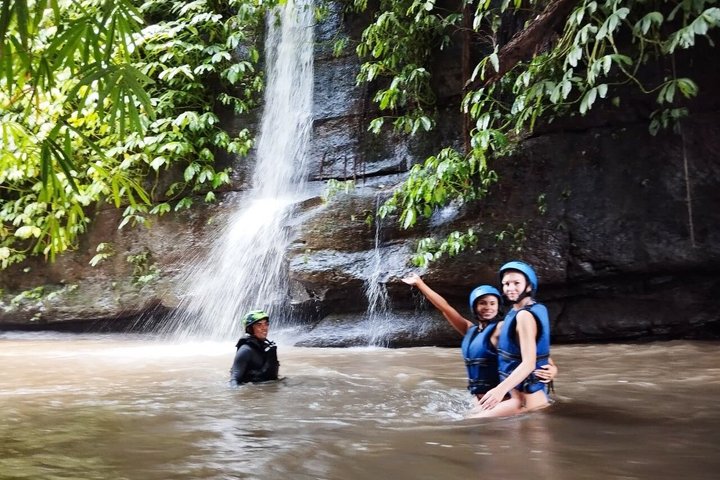 Wildwaterraftavontuur op de Ayung Rivier in Ubud, Bali, met weelderige groene omgeving en optionele watervalbezoeken, foto 11 | wizardtrip