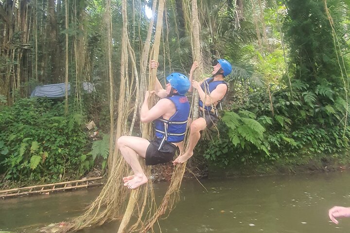 Wildwaterraftavontuur op de Ayung Rivier in Ubud, Bali, met weelderige groene omgeving en optionele watervalbezoeken, foto 12 | wizardtrip