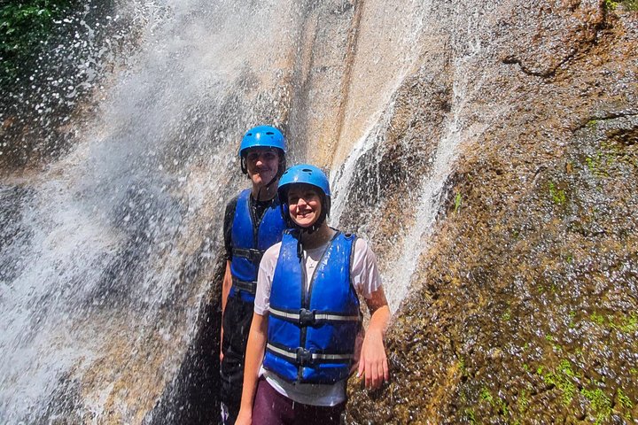Wildwaterraftavontuur op de Ayung Rivier in Ubud, Bali, met weelderige groene omgeving en optionele watervalbezoeken, foto 13 | wizardtrip