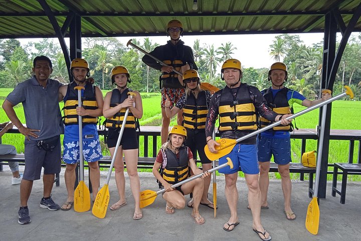 Wildwaterraftavontuur op de Ayung Rivier in Ubud, Bali, met weelderige groene omgeving en optionele watervalbezoeken, foto 16 | wizardtrip