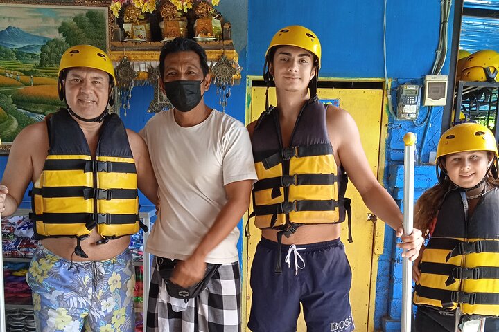 Wildwaterraftavontuur op de Ayung Rivier in Ubud, Bali, met weelderige groene omgeving en optionele watervalbezoeken, foto 21 | wizardtrip