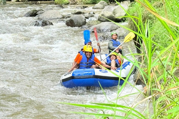 Wildwaterraftavontuur op de Ayung Rivier in Ubud, Bali, met weelderige groene omgeving en optionele watervalbezoeken, foto 22 | wizardtrip