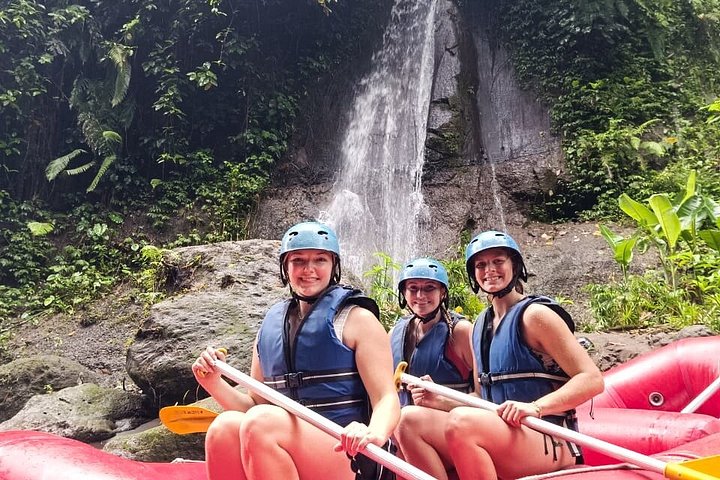 Wildwaterraftavontuur op de Ayung Rivier in Ubud, Bali, met weelderige groene omgeving en optionele watervalbezoeken, foto 25 | wizardtrip