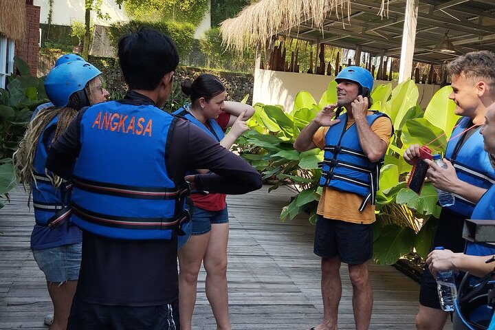 Wildwaterraftavontuur op de Ayung Rivier in Ubud, Bali, met weelderige groene omgeving en optionele watervalbezoeken, foto 26 | wizardtrip