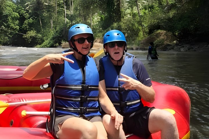 Wildwaterraftavontuur op de Ayung Rivier in Ubud, Bali, met weelderige groene omgeving en optionele watervalbezoeken, foto 30 | wizardtrip