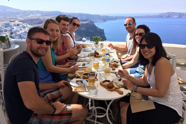 Dégustation culinaire à Santorin : Visite de Fira en petit groupe, une demi-journée avec dégustations | wizardtrip