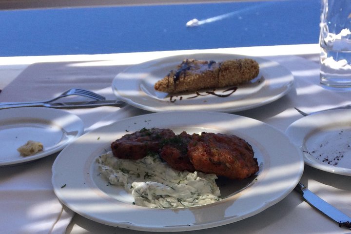 Un tour gastronómico a pie en Santorini, Grecia, que muestra comida local, impresionantes vistas de la caldera y experiencias culturales, foto 6 | wizardtrip