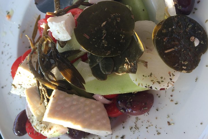 Un tour gastronómico a pie en Santorini, Grecia, que muestra comida local, impresionantes vistas de la caldera y experiencias culturales, foto 8 | wizardtrip