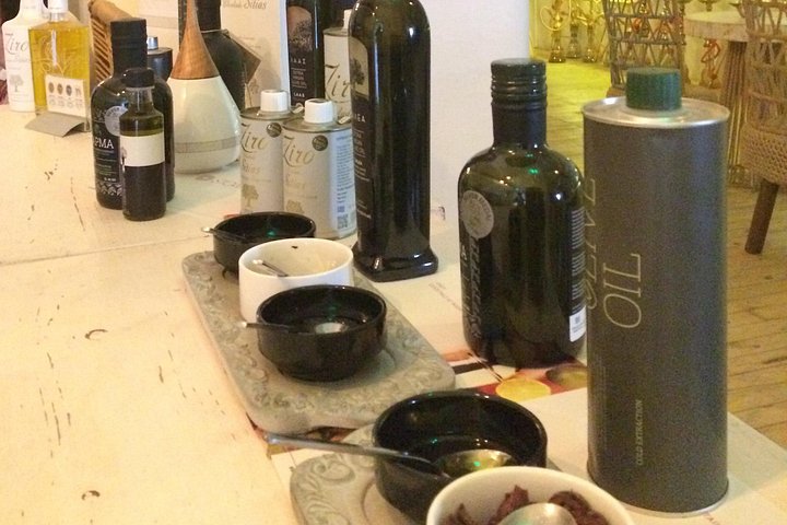 Un tour gastronómico a pie en Santorini, Grecia, que muestra comida local, impresionantes vistas de la caldera y experiencias culturales, foto 10 | wizardtrip