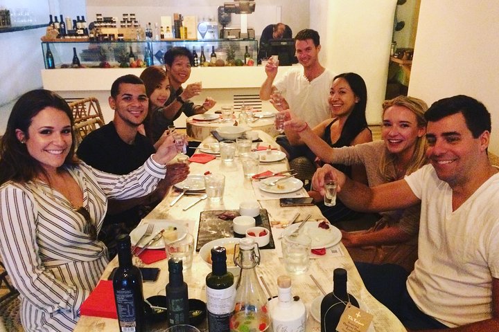 Un tour gastronómico a pie en Santorini, Grecia, que muestra comida local, impresionantes vistas de la caldera y experiencias culturales, foto 12 | wizardtrip