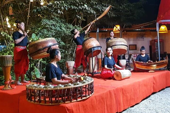 Akrobatiska artister på Phare Circus i Siem Reap, Kambodja, som visar en blandning av traditionella och moderna cirkuskonster, foto 6 | wizardtrip