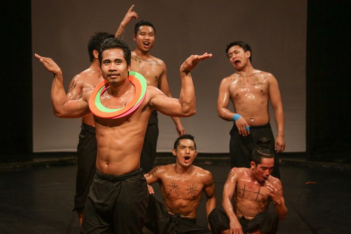 Akrobatiska artister på Phare Circus i Siem Reap, Kambodja, som visar en blandning av traditionella och moderna cirkuskonster, foto 8 | wizardtrip