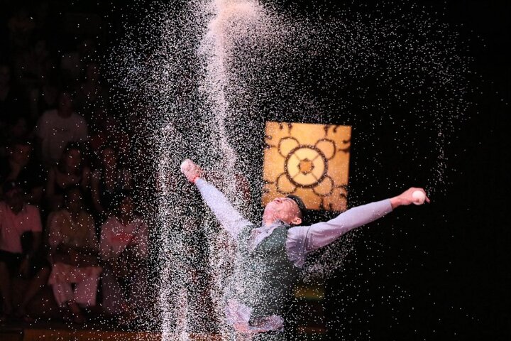 Akrobatiska artister på Phare Circus i Siem Reap, Kambodja, som visar en blandning av traditionella och moderna cirkuskonster, foto 10 | wizardtrip