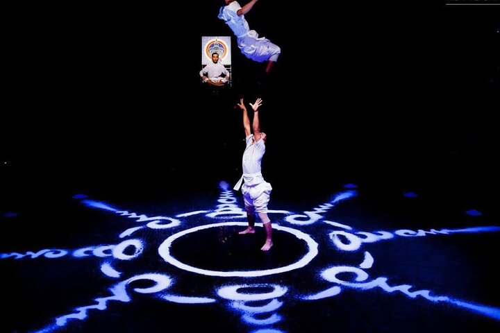 Akrobatiska artister på Phare Circus i Siem Reap, Kambodja, som visar en blandning av traditionella och moderna cirkuskonster, foto 11 | wizardtrip