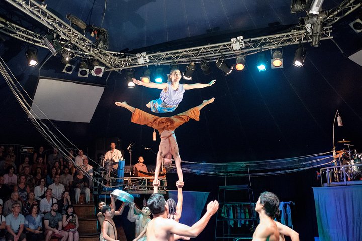 Akrobatiska artister på Phare Circus i Siem Reap, Kambodja, som visar en blandning av traditionella och moderna cirkuskonster, foto 12 | wizardtrip