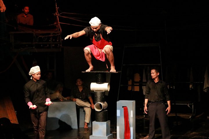Akrobatiska artister på Phare Circus i Siem Reap, Kambodja, som visar en blandning av traditionella och moderna cirkuskonster, foto 13 | wizardtrip
