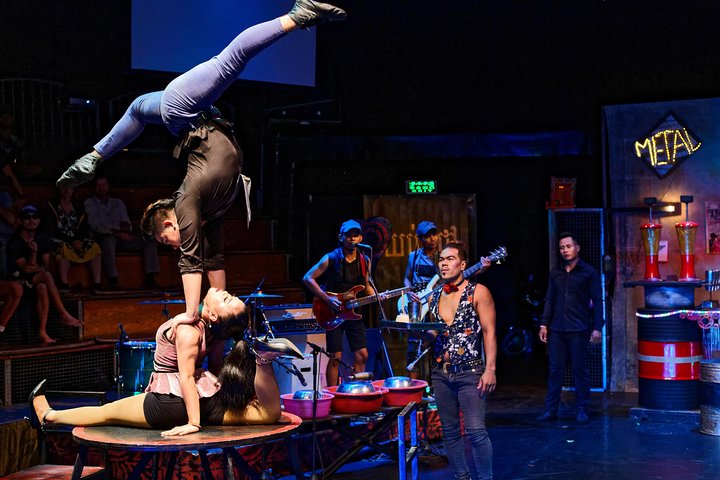 Akrobatiska artister på Phare Circus i Siem Reap, Kambodja, som visar en blandning av traditionella och moderna cirkuskonster, foto 14 | wizardtrip