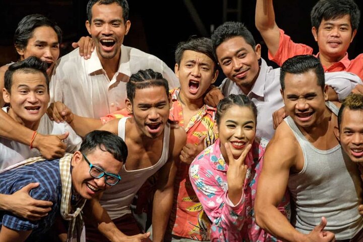 Akrobatiska artister på Phare Circus i Siem Reap, Kambodja, som visar en blandning av traditionella och moderna cirkuskonster, foto 16 | wizardtrip