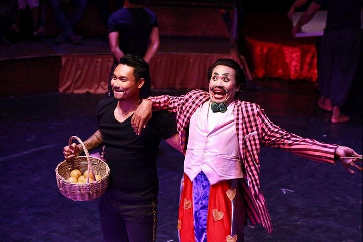 Akrobatiska artister på Phare Circus i Siem Reap, Kambodja, som visar en blandning av traditionella och moderna cirkuskonster, foto 17 | wizardtrip