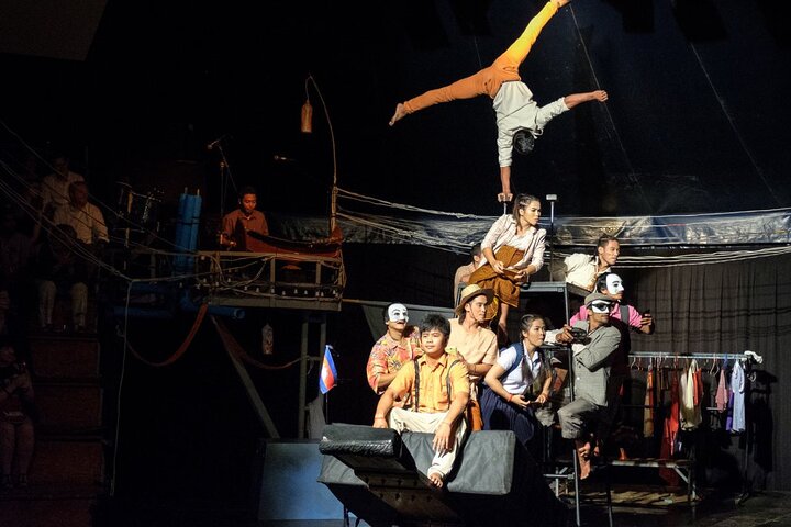 Akrobatiska artister på Phare Circus i Siem Reap, Kambodja, som visar en blandning av traditionella och moderna cirkuskonster, foto 18 | wizardtrip