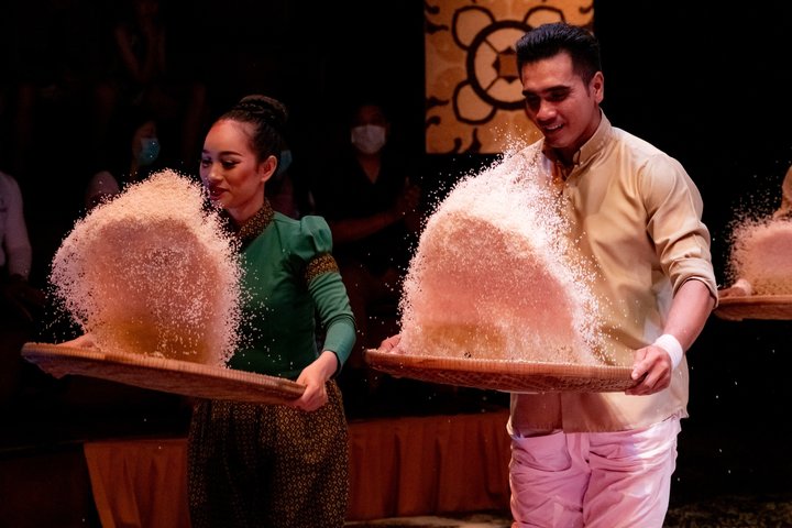 Akrobatiska artister på Phare Circus i Siem Reap, Kambodja, som visar en blandning av traditionella och moderna cirkuskonster, foto 19 | wizardtrip