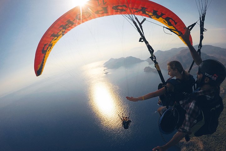 Découvrez le parapente en tandem au-dessus des magnifiques eaux turquoise et du littoral d'Ölüdeniz, en Turquie, photo 8 | wizardtrip