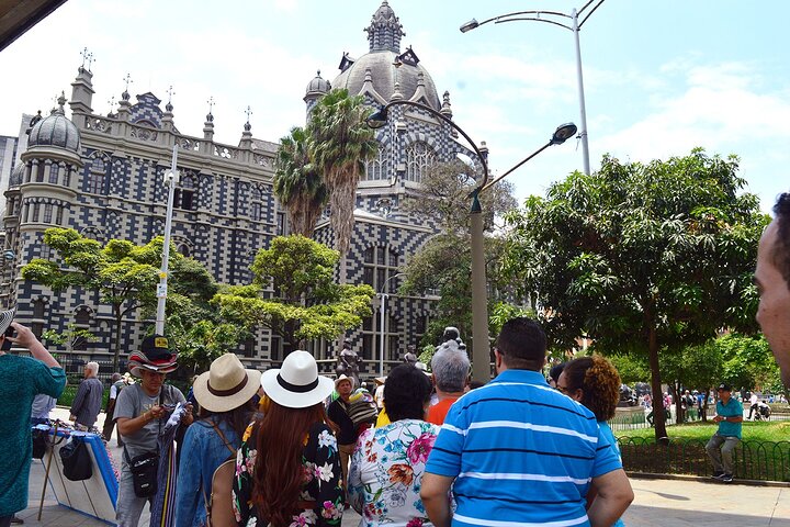 City Tour + Commune 13 Medellín | wizardtrip