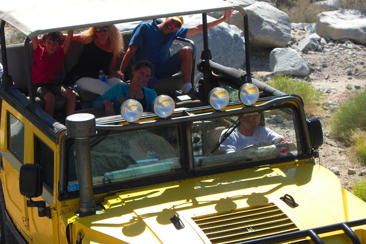 Excursion en Hummer en plein air dans le parc national de Joshua Tree, explorant des paysages désertiques et des formations rocheuses, photo 7 | wizardtrip