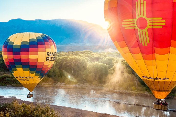 Heteluchtballonvaart bij zonsopgang boven de Rio Grande Valley van Albuquerque, foto 7 | wizardtrip