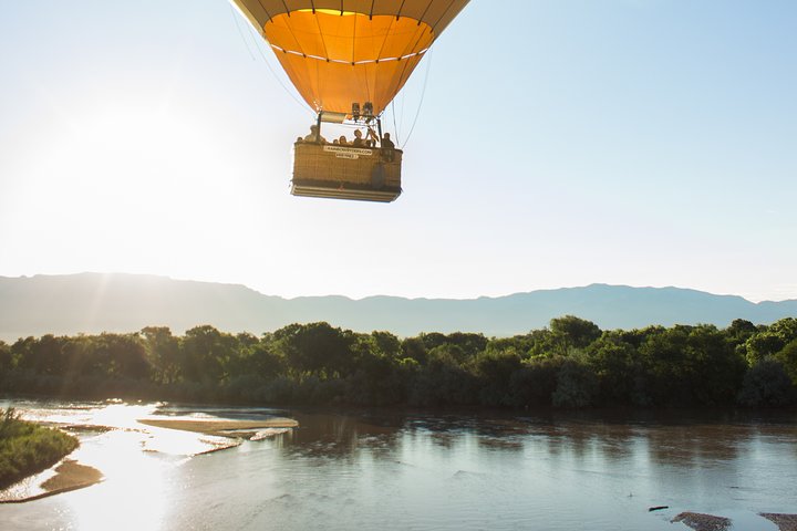 Heteluchtballonvaart bij zonsopgang boven de Rio Grande Valley van Albuquerque, foto 8 | wizardtrip