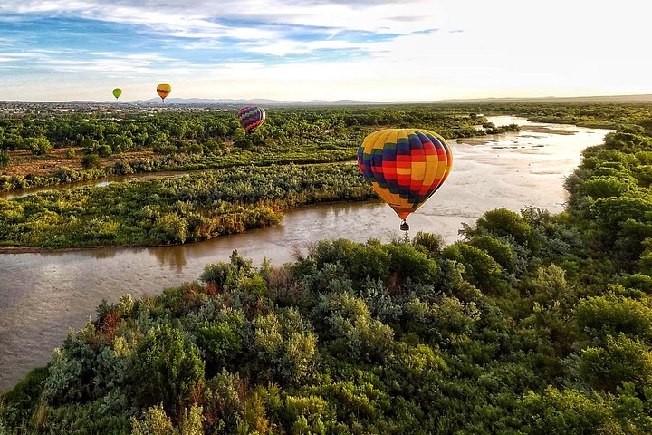 Heteluchtballonvaart bij zonsopgang boven de Rio Grande Valley van Albuquerque, foto 12 | wizardtrip