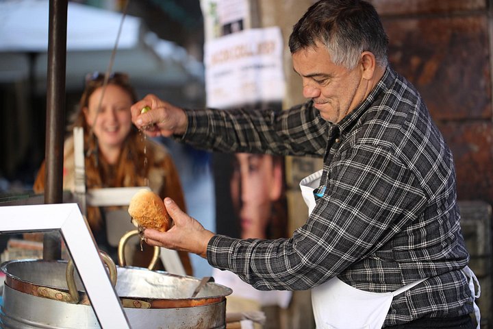 En guidet street food-tur gennem Palermos livlige markeder og historiske gader med lokale delikatesser, foto 9 | wizardtrip