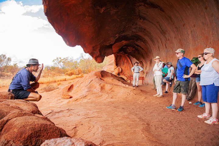 Passeio de um dia inteiro a Uluru a partir de Alice Springs com pôr do sol, caminhadas guiadas e jantar de churrasco, foto 6 | wizardtrip
