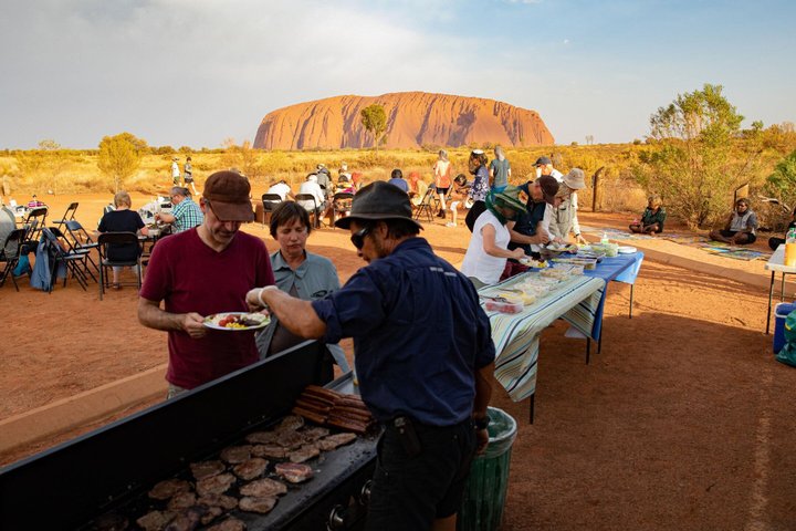 Passeio de um dia inteiro a Uluru a partir de Alice Springs com pôr do sol, caminhadas guiadas e jantar de churrasco, foto 9 | wizardtrip