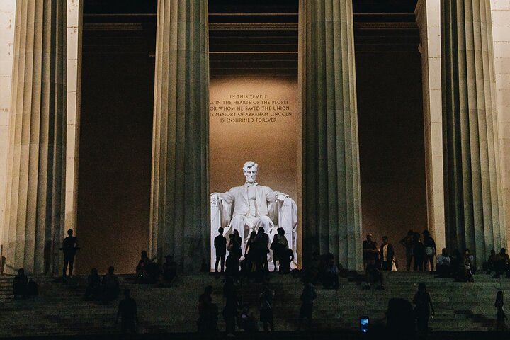 Night tour of Washington DC monuments, including the White House and Lincoln Memorial, with guided commentary, photo 6 | wizardtrip