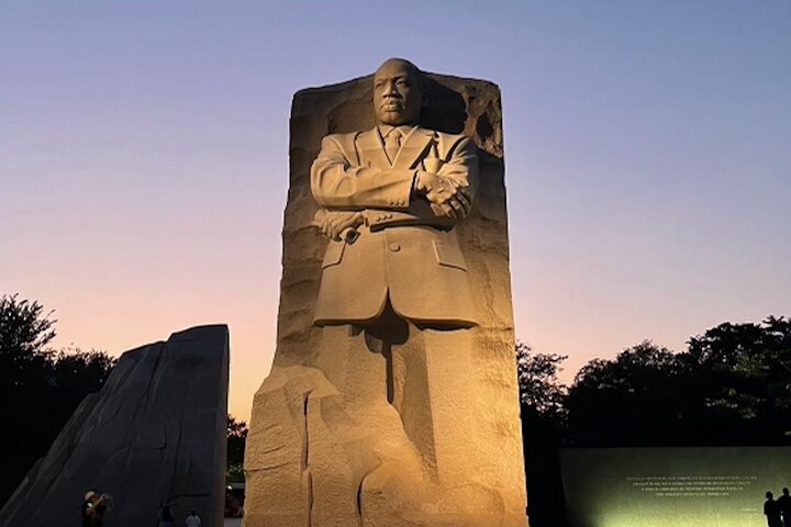 Night tour of Washington DC monuments, including the White House and Lincoln Memorial, with guided commentary, photo 12 | wizardtrip
